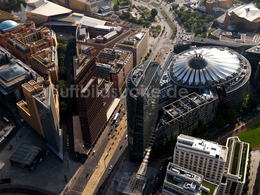 Luftaufnahme Berlin - Gebäudekomplex mit dem Sony- Center - Bahntower am Potsdamer Platz Berlin