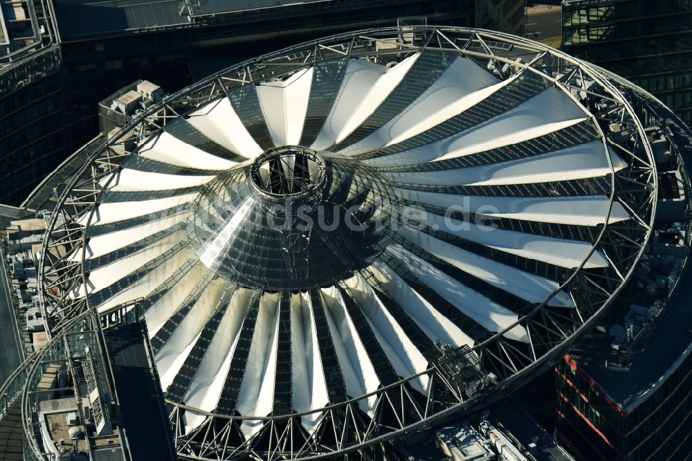 Luftbild Berlin - Gebäudekomplex mit dem Sony- Center - Bahntower am Potsdamer Platz Berlin