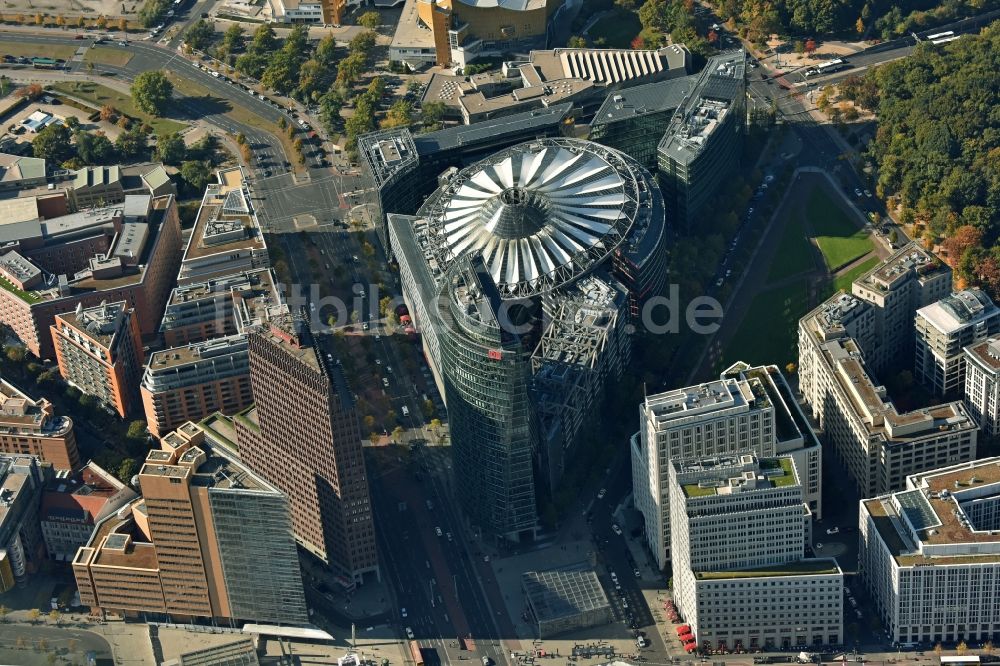 Luftaufnahme Berlin - Gebäudekomplex mit dem Sony- Center - Bahntower am Potsdamer Platz Berlin