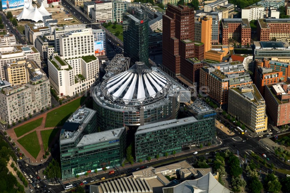 Berlin aus der Vogelperspektive: Gebäudekomplex Sony- Center - Bahntower am Potsdamer Platz Berlin