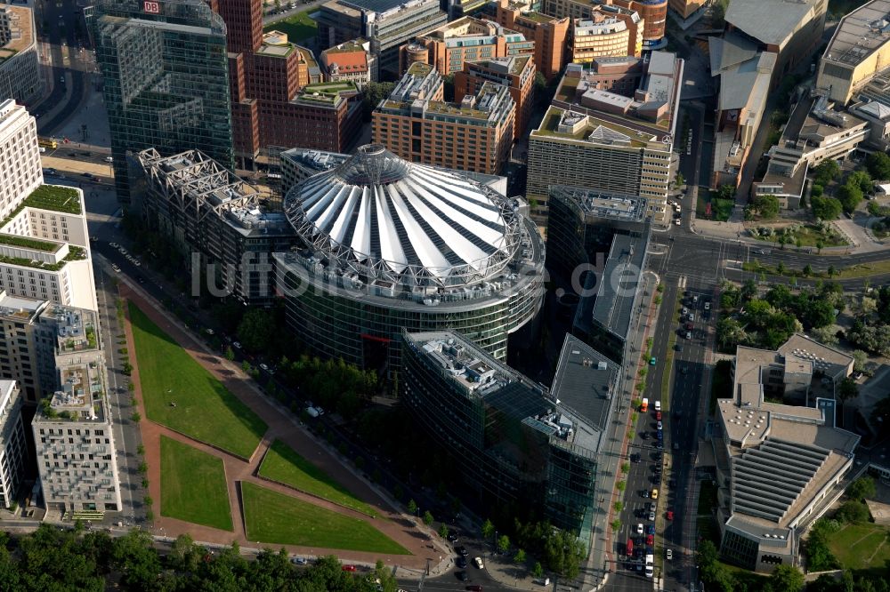 Luftbild Berlin - Gebäudekomplex Sony- Center - Bahntower am Potsdamer Platz Berlin