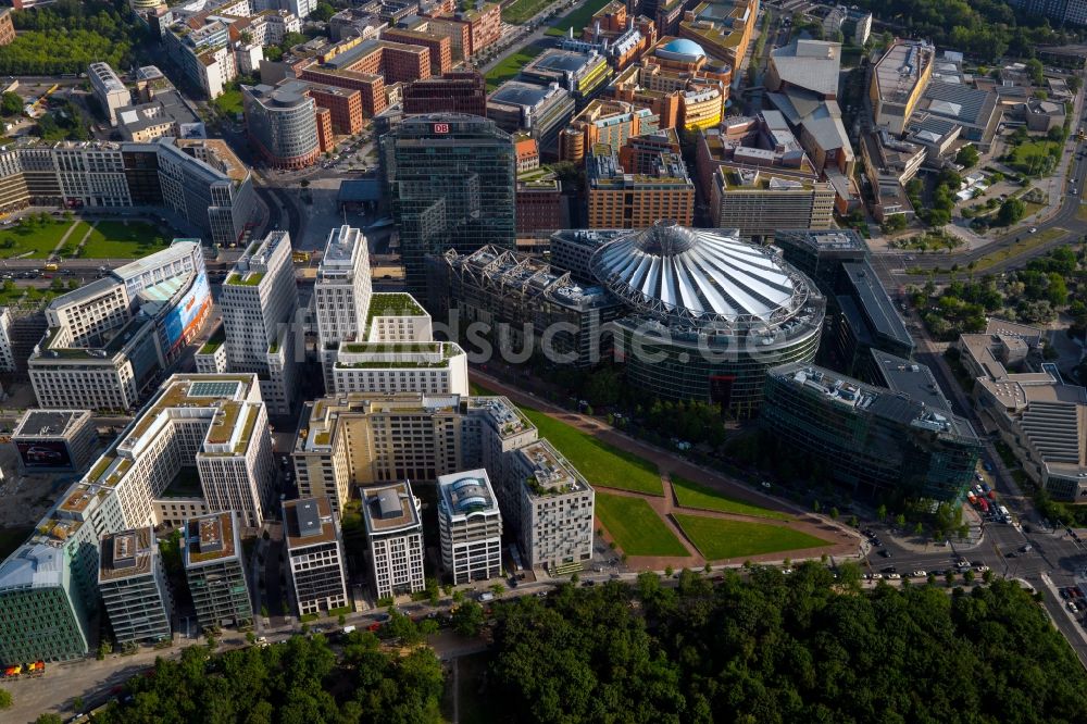 Luftaufnahme Berlin - Gebäudekomplex Sony- Center - Bahntower am Potsdamer Platz Berlin