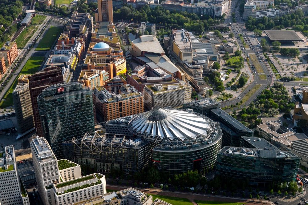 Berlin von oben - Gebäudekomplex Sony- Center - Bahntower am Potsdamer Platz Berlin