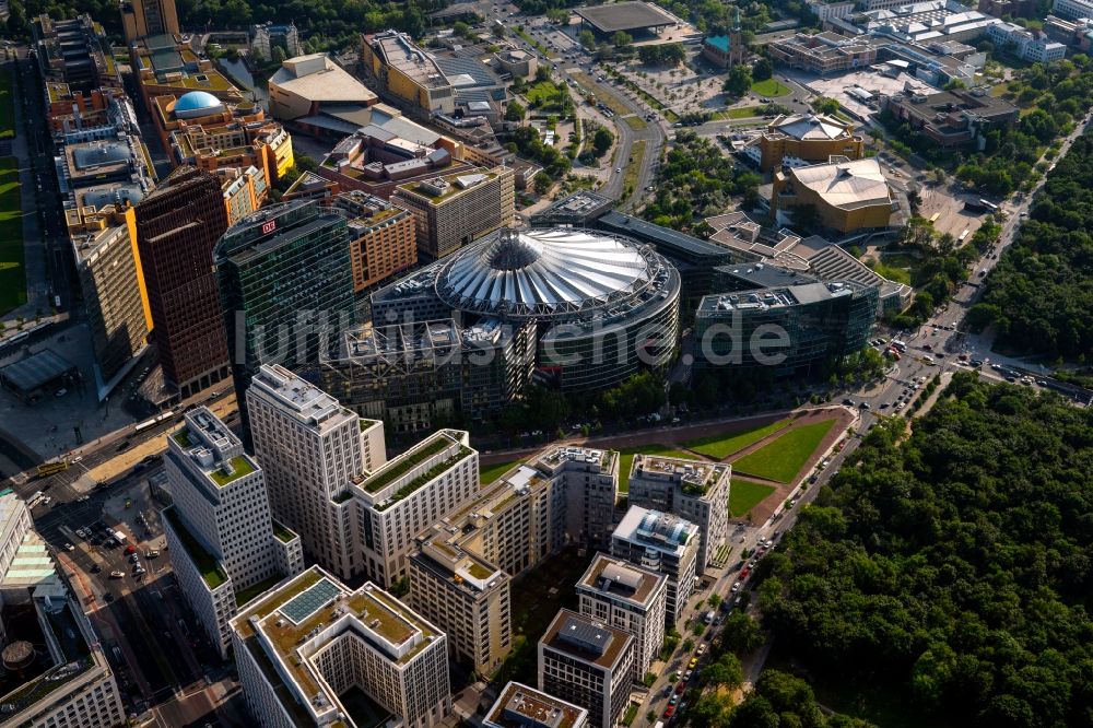 Berlin aus der Vogelperspektive: Gebäudekomplex Sony- Center - Bahntower am Potsdamer Platz Berlin