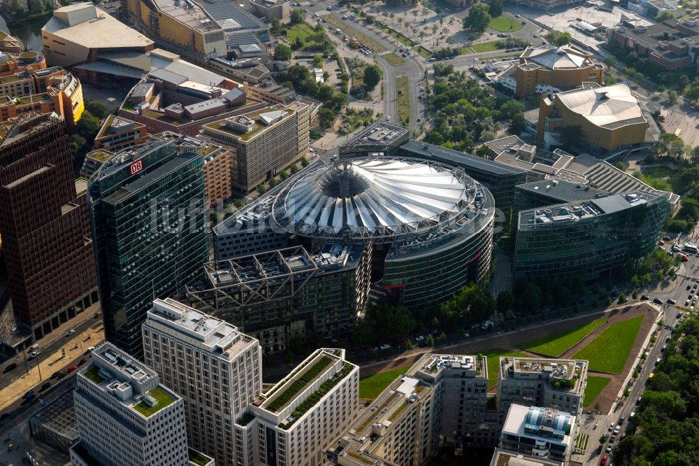 Luftbild Berlin - Gebäudekomplex Sony- Center - Bahntower am Potsdamer Platz Berlin