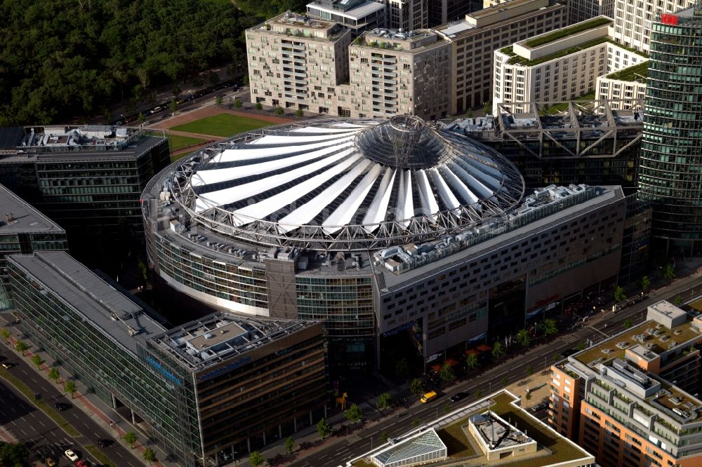 Luftaufnahme Berlin - Gebäudekomplex Sony- Center - Bahntower am Potsdamer Platz Berlin