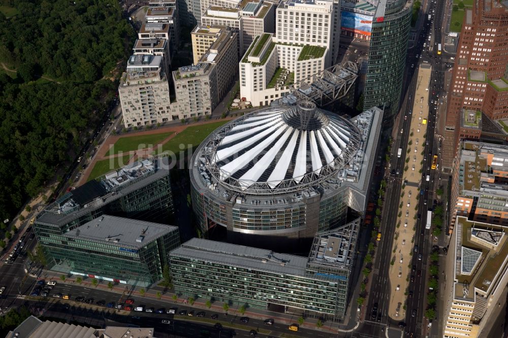 Berlin von oben - Gebäudekomplex Sony- Center - Bahntower am Potsdamer Platz Berlin