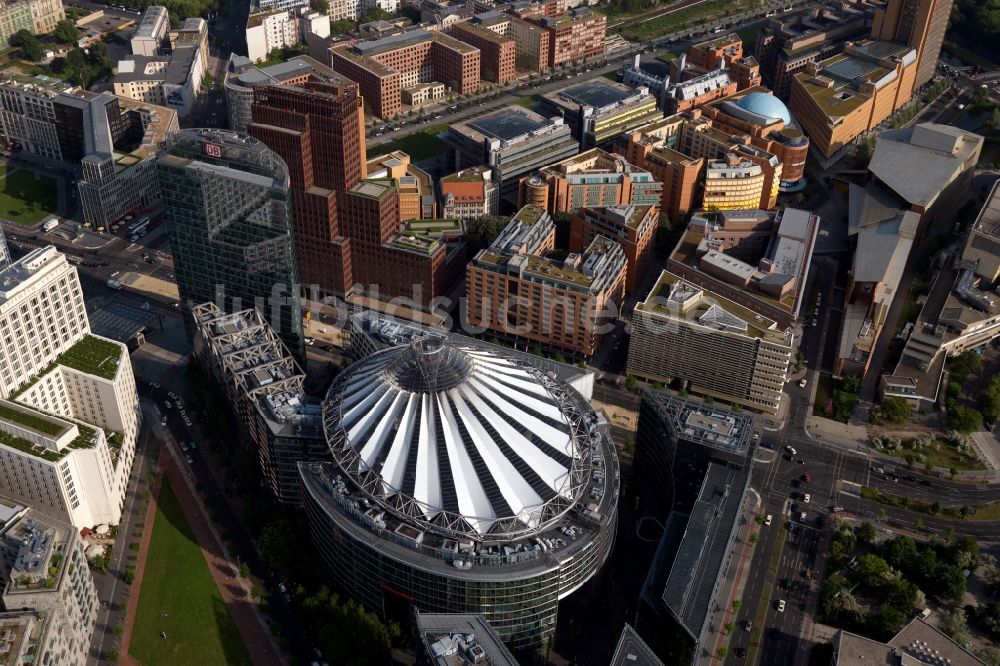 Berlin aus der Vogelperspektive: Gebäudekomplex Sony- Center - Bahntower am Potsdamer Platz Berlin