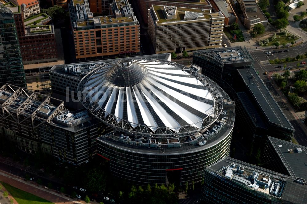 Luftbild Berlin - Gebäudekomplex Sony- Center - Bahntower am Potsdamer Platz Berlin