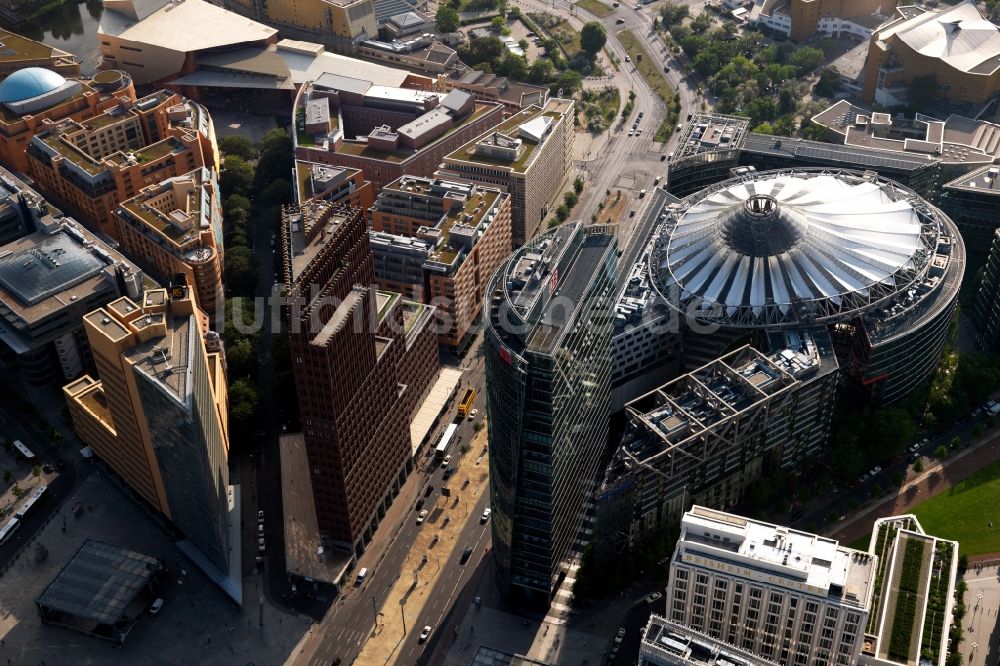 Luftaufnahme Berlin - Gebäudekomplex Sony- Center - Bahntower am Potsdamer Platz Berlin