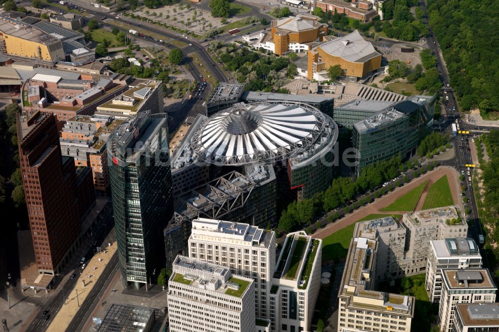 Berlin von oben - Gebäudekomplex Sony- Center - Bahntower am Potsdamer Platz Berlin