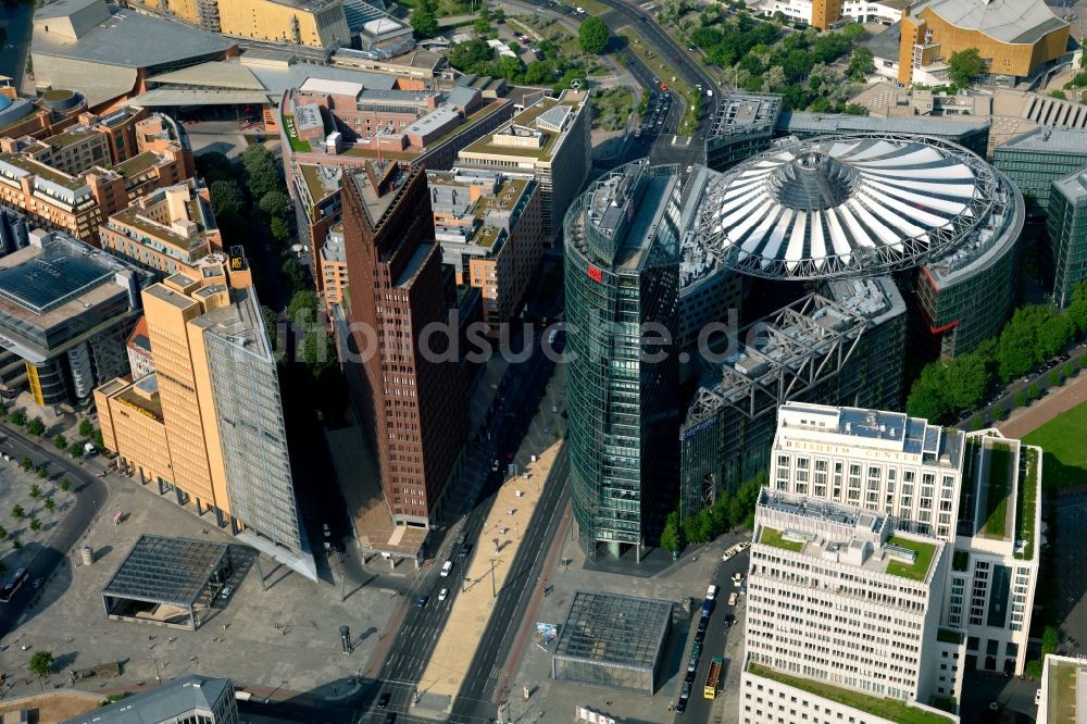 Berlin aus der Vogelperspektive: Gebäudekomplex Sony- Center - Bahntower am Potsdamer Platz Berlin