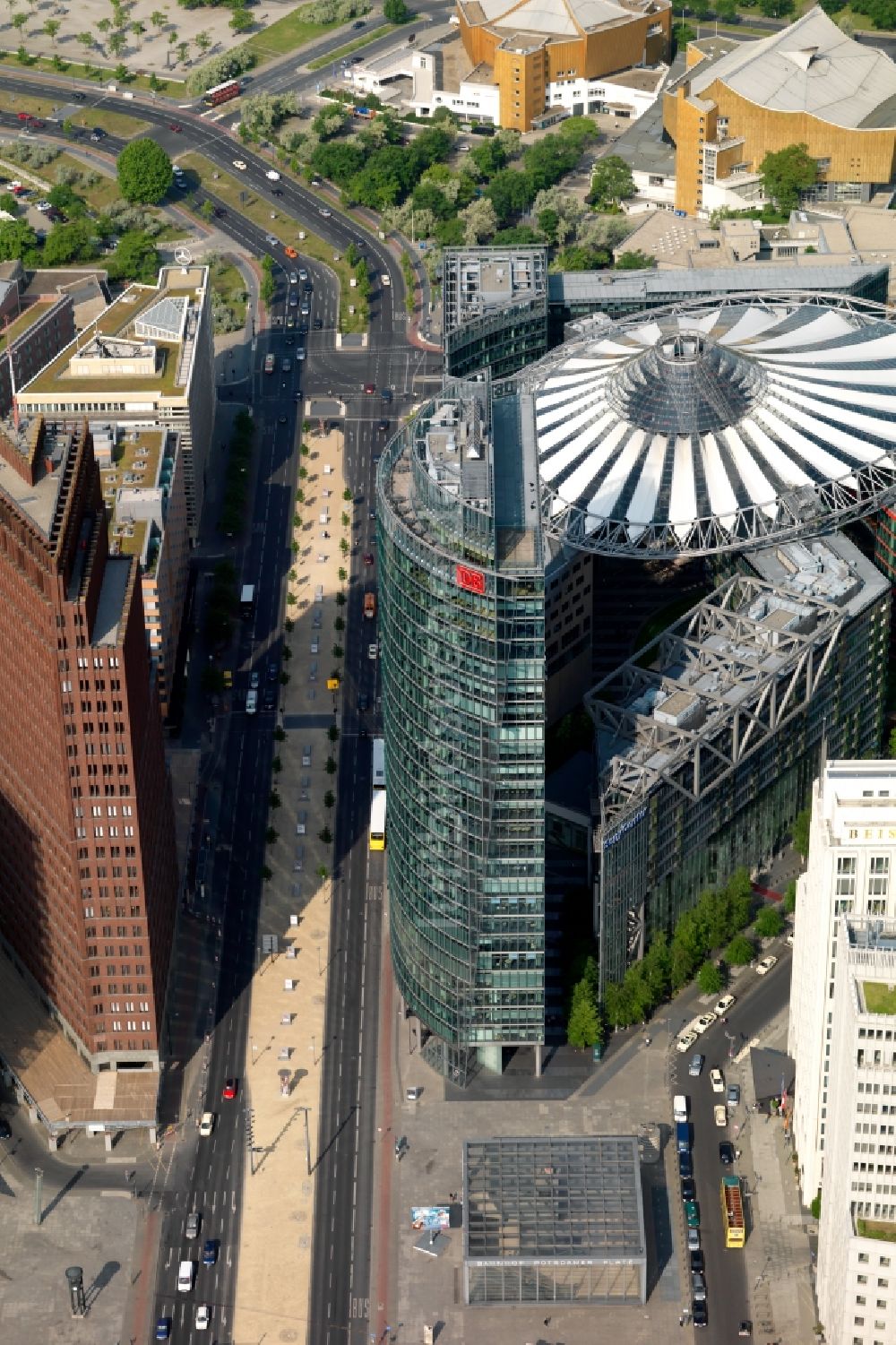 Luftbild Berlin - Gebäudekomplex Sony- Center - Bahntower am Potsdamer Platz Berlin