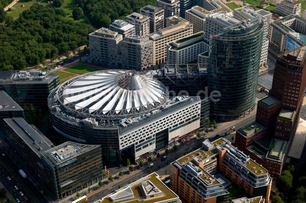 Luftaufnahme Berlin - Gebäudekomplex Sony- Center - Bahntower am Potsdamer Platz Berlin