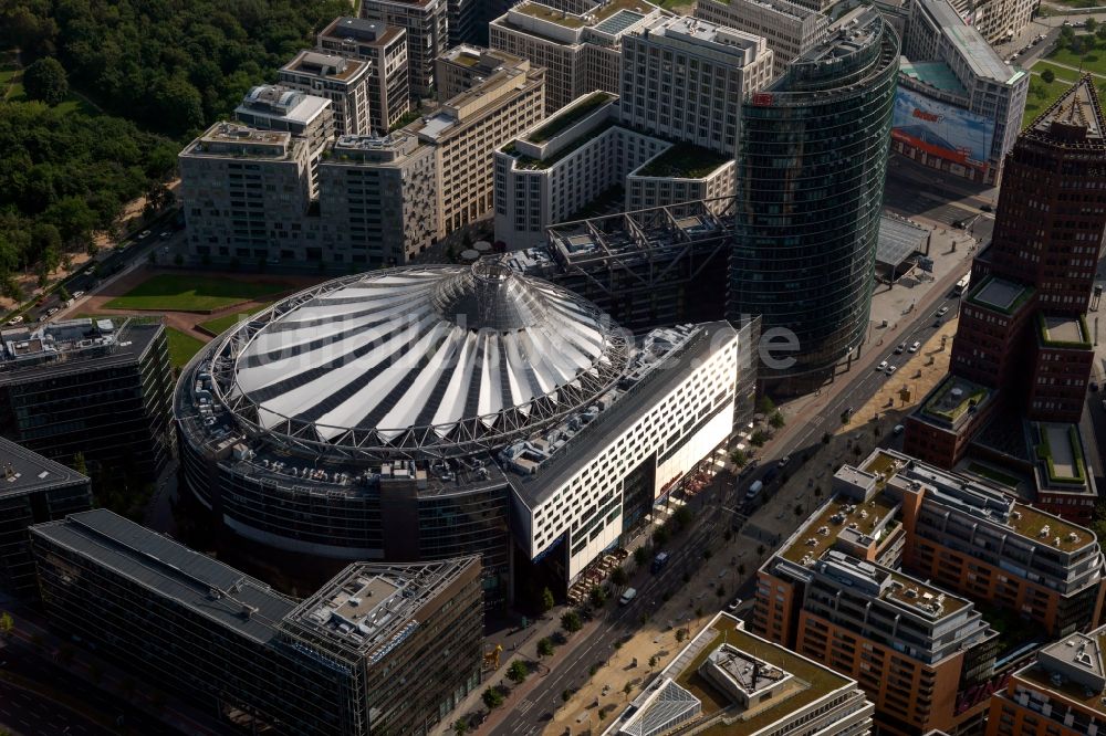 Luftaufnahme Berlin - Gebäudekomplex Sony- Center - Bahntower am Potsdamer Platz Berlin