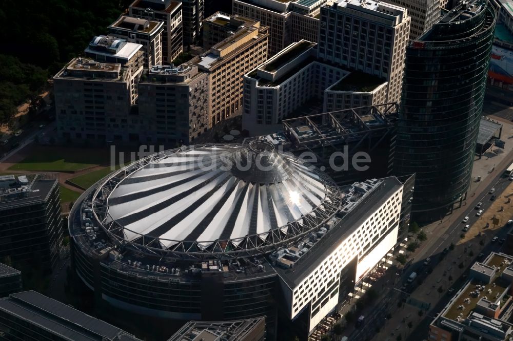 Berlin von oben - Gebäudekomplex Sony- Center - Bahntower am Potsdamer Platz Berlin