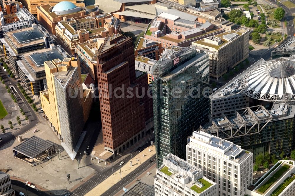 Luftaufnahme Berlin - Gebäudekomplex mit dem Sony- Center und Bahntower am Potsdamer Platz im Ortsteil Tiergarten in Berlin