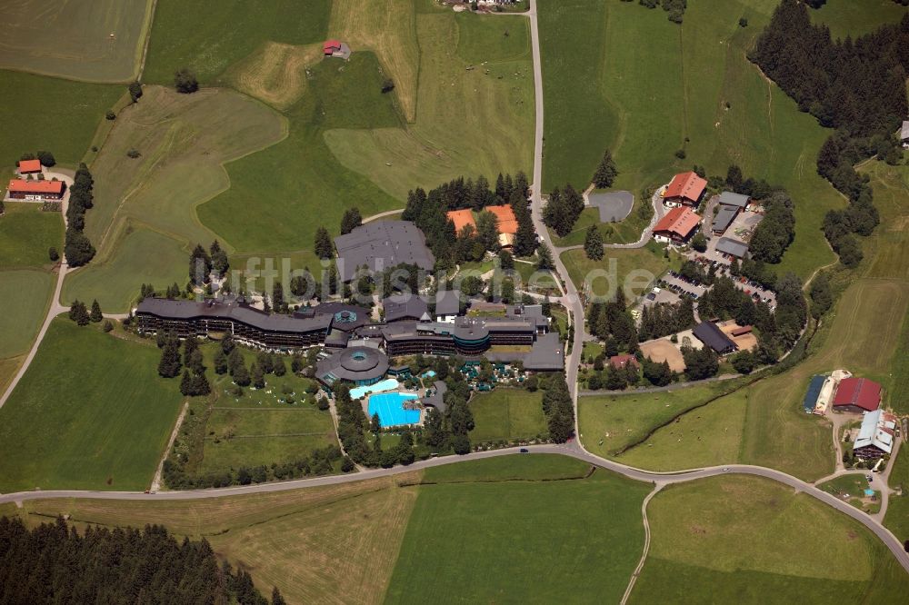 Ofterschwang von oben - Gebäudekomplex der Sport- und Kurhotel Sonnenalp GmbH in Ofterschwang im Bundesland Bayern