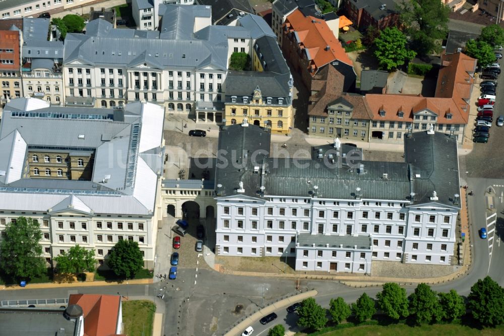 Schwerin von oben - Gebäudekomplex der Staatskanzlei an der Schloßstraße in Schwerin im Bundesland Mecklenburg-Vorpommern, Deutschland