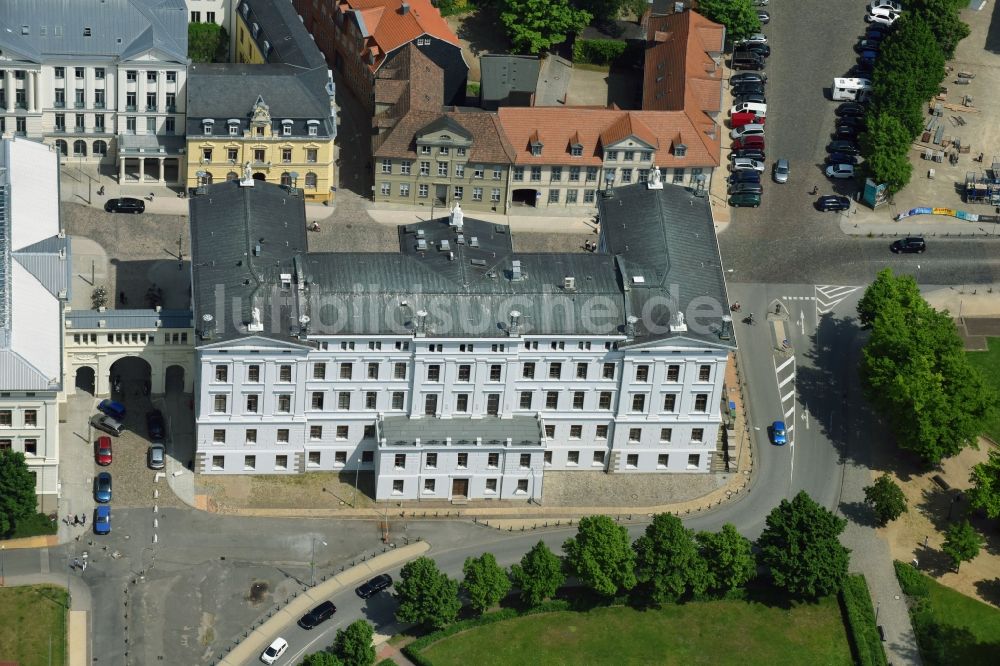 Schwerin aus der Vogelperspektive: Gebäudekomplex der Staatskanzlei an der Schloßstraße in Schwerin im Bundesland Mecklenburg-Vorpommern, Deutschland