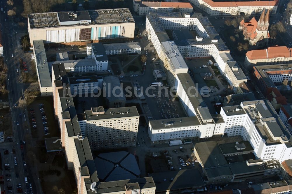 Luftbild Berlin - Gebäudekomplex der Stasi-Gedenkstätte des ehemaligen MfS Ministerium für Staatssicherheit der DDR in der Ruschestraße zwischen Normannenstraße und Frankfurter Allee in Berlin Lichtenberg