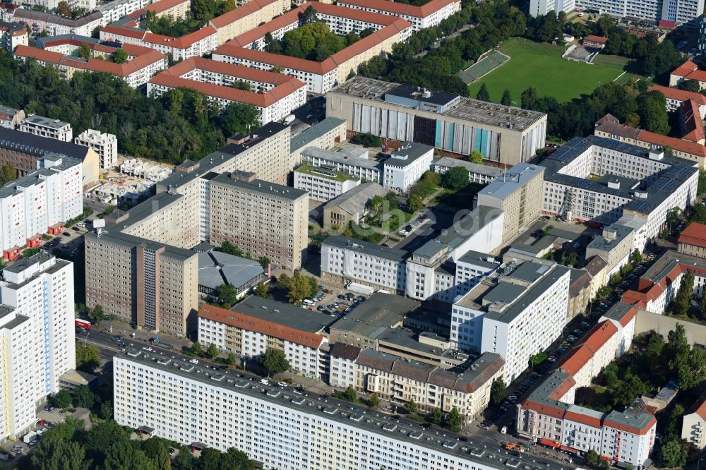 Luftaufnahme Berlin - Gebäudekomplex der Stasi-Gedenkstätte des ehemaligen MfS Ministerium für Staatssicherheit der DDR in der Ruschestraße zwischen Normannenstraße und Frankfurter Allee in Berlin Lichtenberg