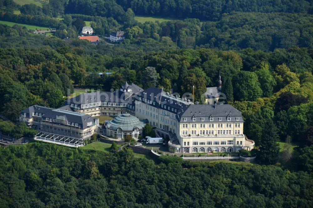 Königswinter von oben - Gebäudekomplex Steigenberger Grandhotel & Spa Petersberg in Königswinter im Bundesland Nordrhein-Westfalen, Deutschland