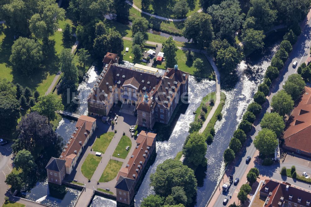 Velen von oben - Gebäudekomplex des Weiterbildungs- und Bildungszentrums Chateauform - Schloss Velen in Velen im Bundesland Nordrhein-Westfalen, Deutschland