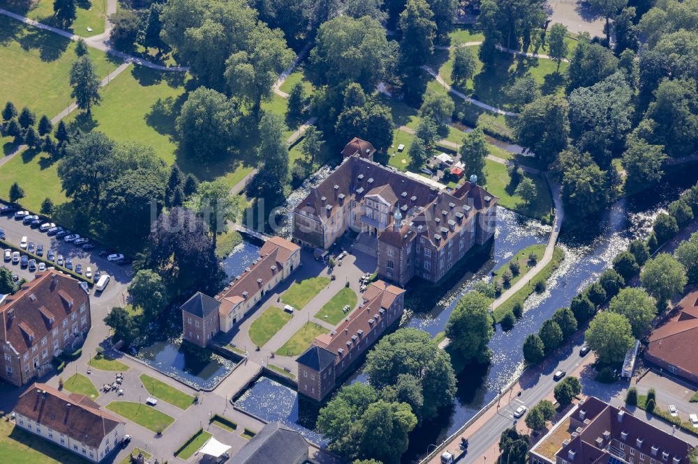 Velen aus der Vogelperspektive: Gebäudekomplex des Weiterbildungs- und Bildungszentrums Chateauform - Schloss Velen in Velen im Bundesland Nordrhein-Westfalen, Deutschland