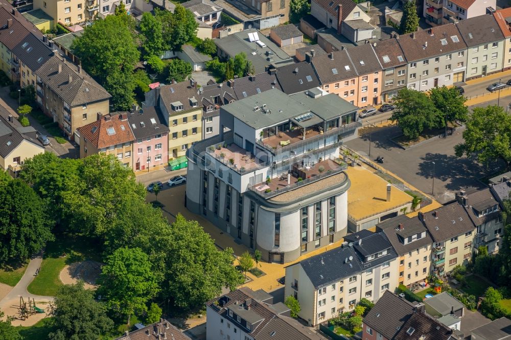 Bochum von oben - Gebäudekomplex des Weiterbildungs- und Bildungszentrums der SAE-Institute GmbH am Springerplatz in Bochum im Bundesland Nordrhein-Westfalen - NRW, Deutschland