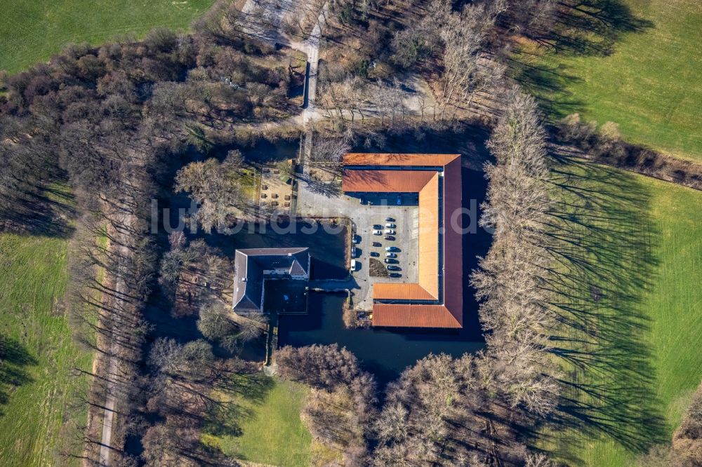 Gelsenkirchen von oben - Gebäudekomplex des Weiterbildungs- und Bildungszentrums ZfsL Gelsenkirchen in der Lüttinghofallee in Gelsenkirchen im Bundesland Nordrhein-Westfalen, Deutschland