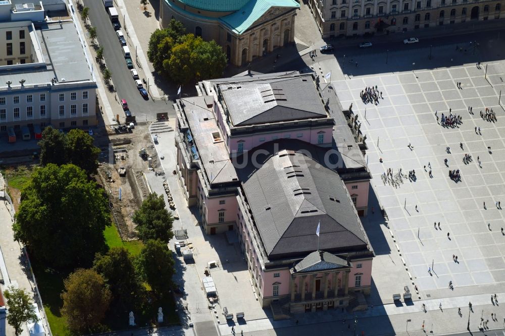 Luftaufnahme Berlin - Gebäudes der Staatsoper Unter den Linden in Berlin Mitte am Bebelplatz