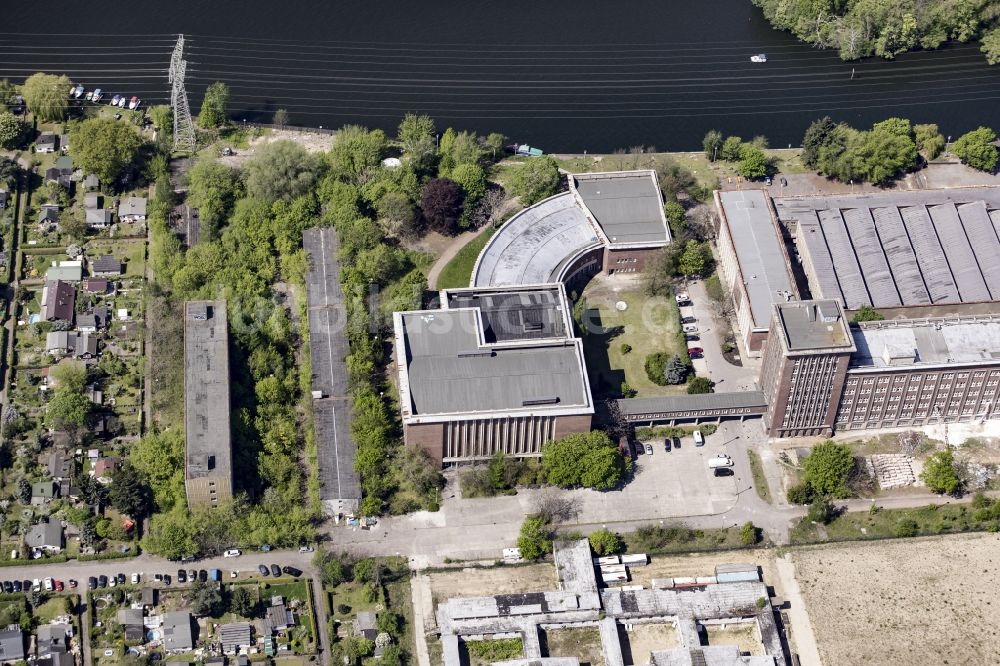 Luftbild Berlin - Gebäudeteil Studio P4 des Funkhaus Berlin Nalepastraße am Ufer der Spree in Treptow-Köpenick in Berlin