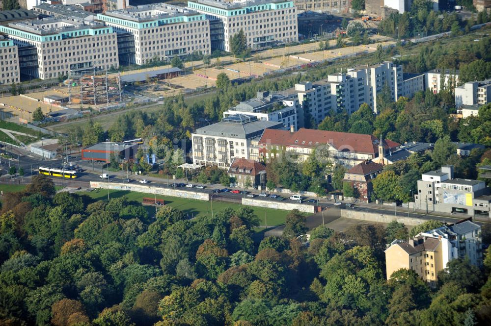 Berlin Prenzlauer Berg von oben - Gedenkstätte Berliner Mauer an der Bernauer Straße in Berlin-Prenzlauer Berg