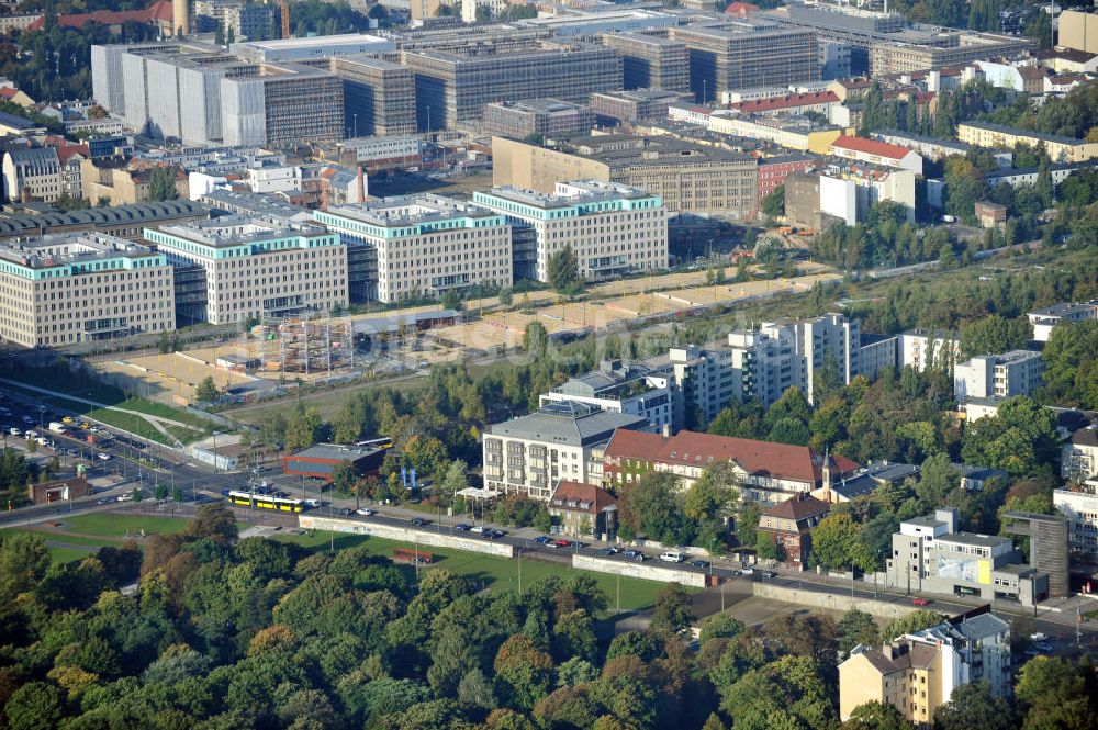 Berlin Prenzlauer Berg aus der Vogelperspektive: Gedenkstätte Berliner Mauer an der Bernauer Straße in Berlin-Prenzlauer Berg