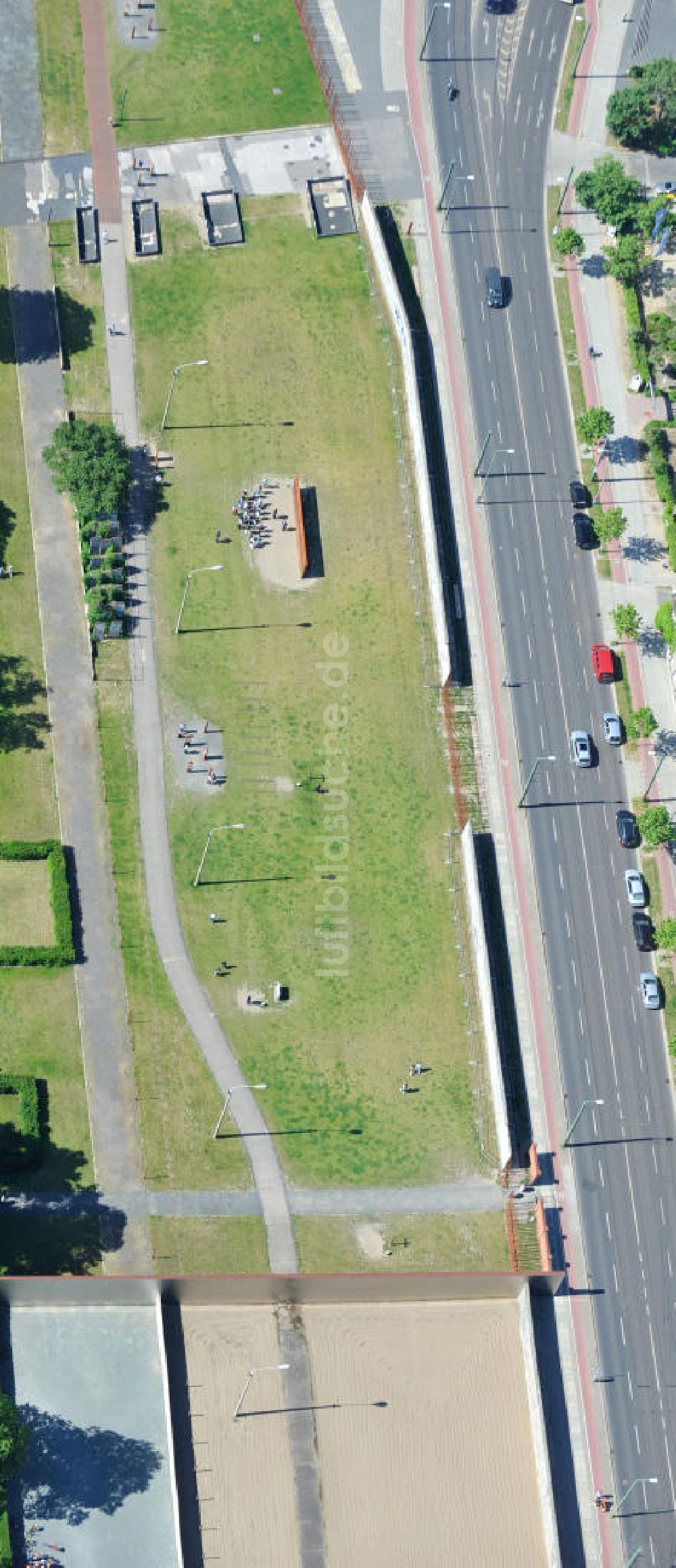 Luftaufnahme Berlin Prenzlauer Berg - Gedenkstätte Berliner Mauer an der Bernauer Straße in Berlin-Prenzlauer Berg