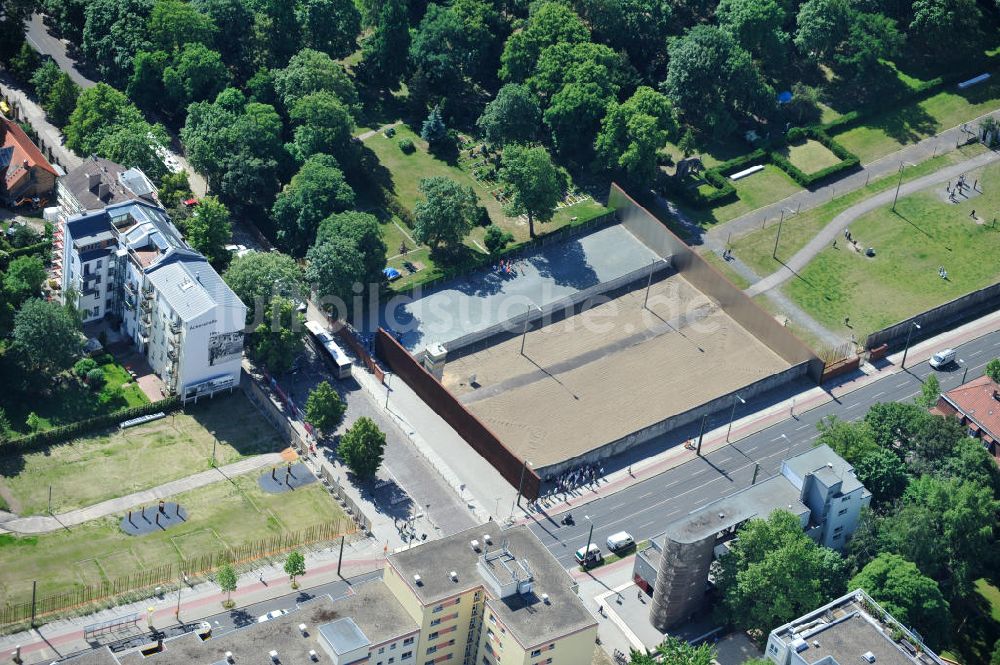 Luftbild Berlin Prenzlauer Berg - Gedenkstätte Berliner Mauer an der Bernauer Straße in Berlin-Prenzlauer Berg