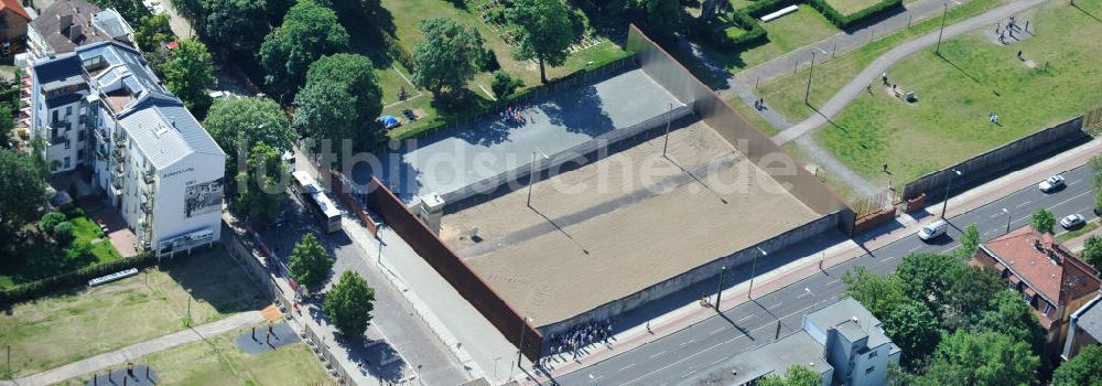 Luftaufnahme Berlin Prenzlauer Berg - Gedenkstätte Berliner Mauer an der Bernauer Straße in Berlin-Prenzlauer Berg