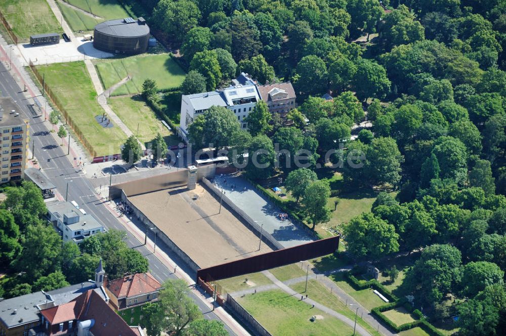 Luftbild Berlin Prenzlauer Berg - Gedenkstätte Berliner Mauer an der Bernauer Straße in Berlin-Prenzlauer Berg