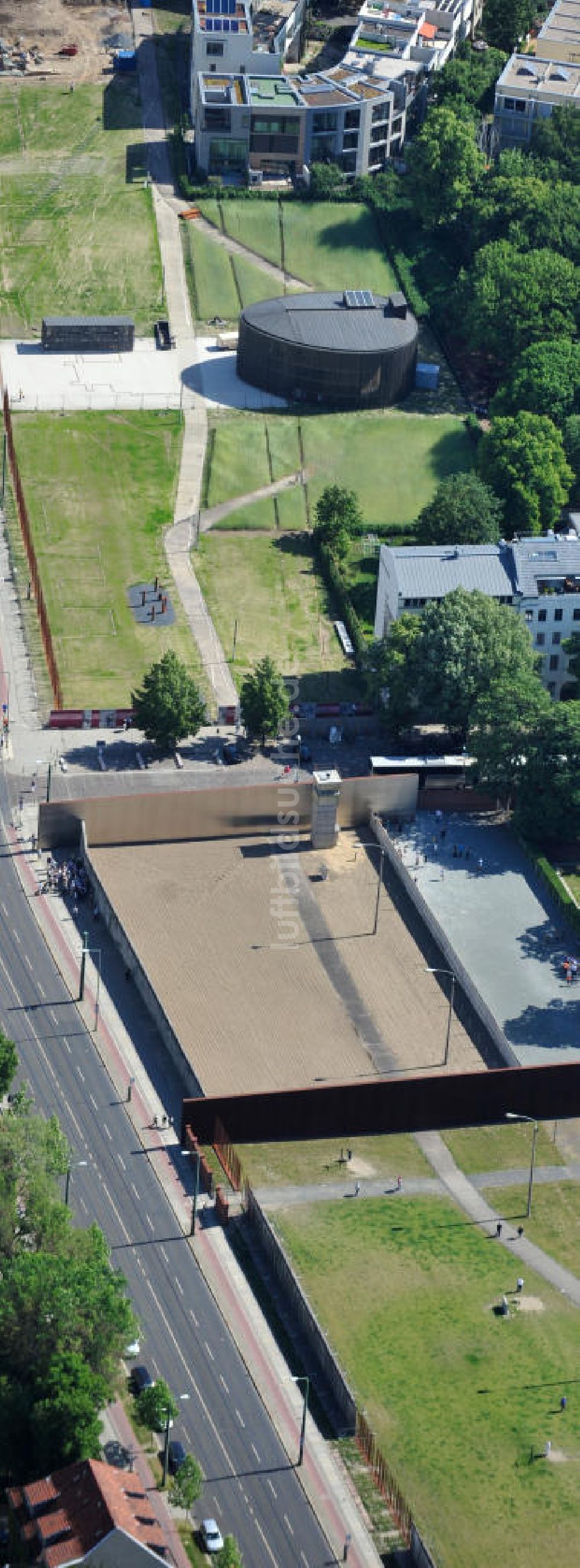 Luftaufnahme Berlin Prenzlauer Berg - Gedenkstätte Berliner Mauer an der Bernauer Straße in Berlin-Prenzlauer Berg