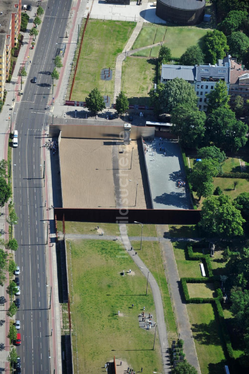 Berlin Prenzlauer Berg aus der Vogelperspektive: Gedenkstätte Berliner Mauer an der Bernauer Straße in Berlin-Prenzlauer Berg