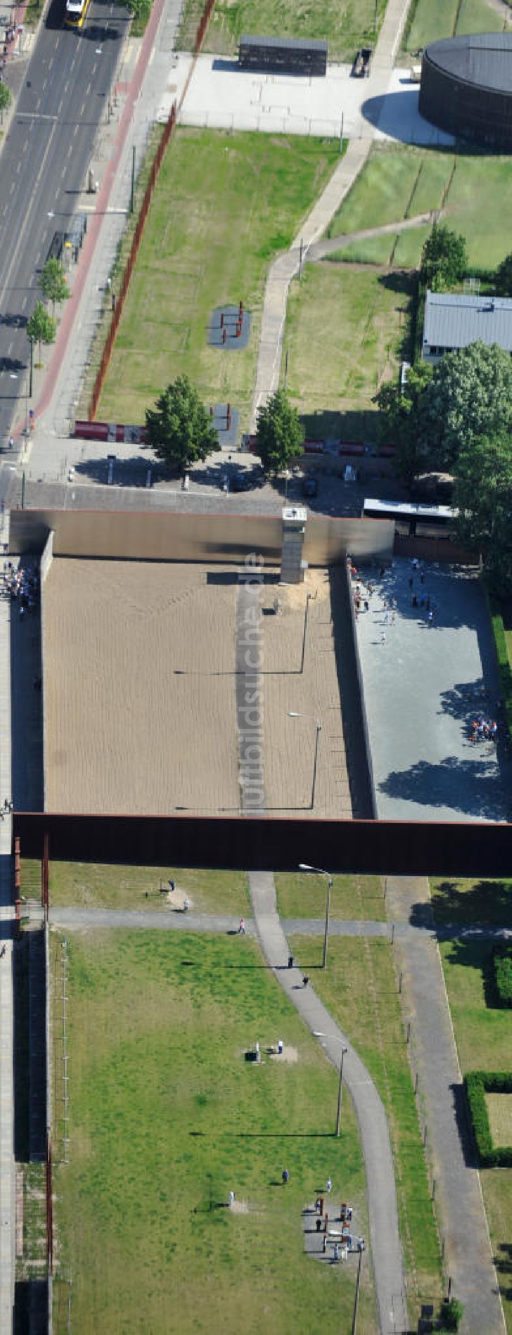 Luftbild Berlin Prenzlauer Berg - Gedenkstätte Berliner Mauer an der Bernauer Straße in Berlin-Prenzlauer Berg