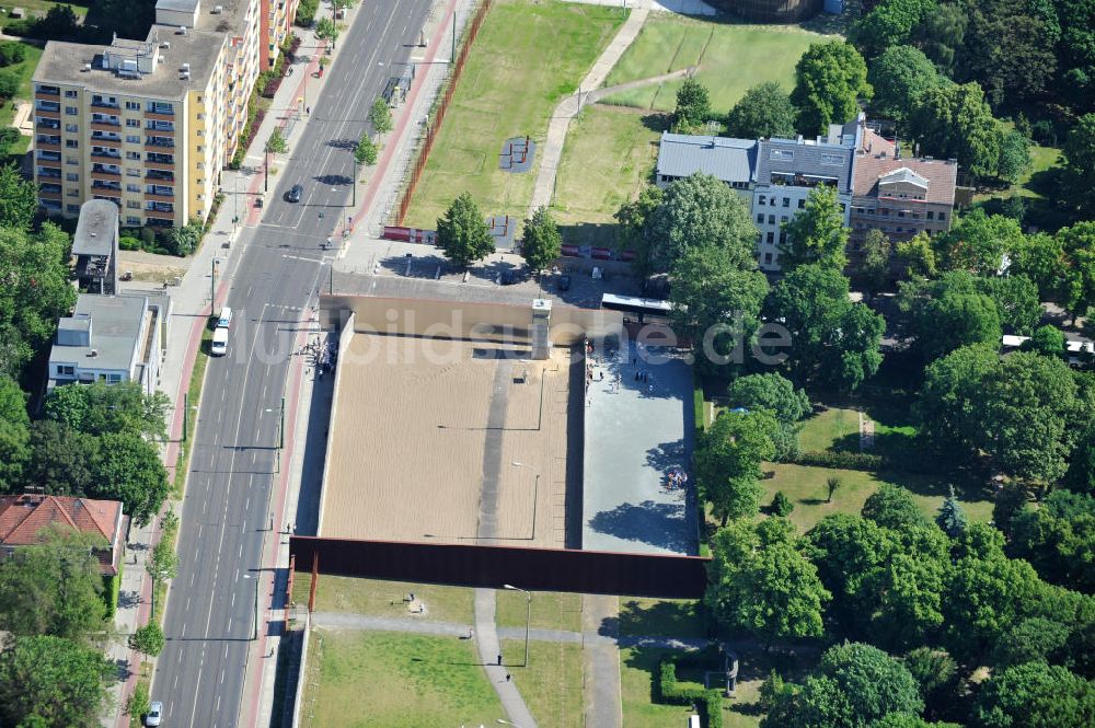 Luftaufnahme Berlin Prenzlauer Berg - Gedenkstätte Berliner Mauer an der Bernauer Straße in Berlin-Prenzlauer Berg