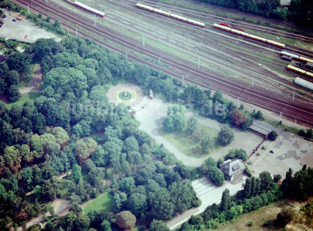 Berlin - Friedrichsfelde von oben - Gedenkstätte der Sozialisten (Ehrenfriedhof) in Berlin - Friedrichsfelde.