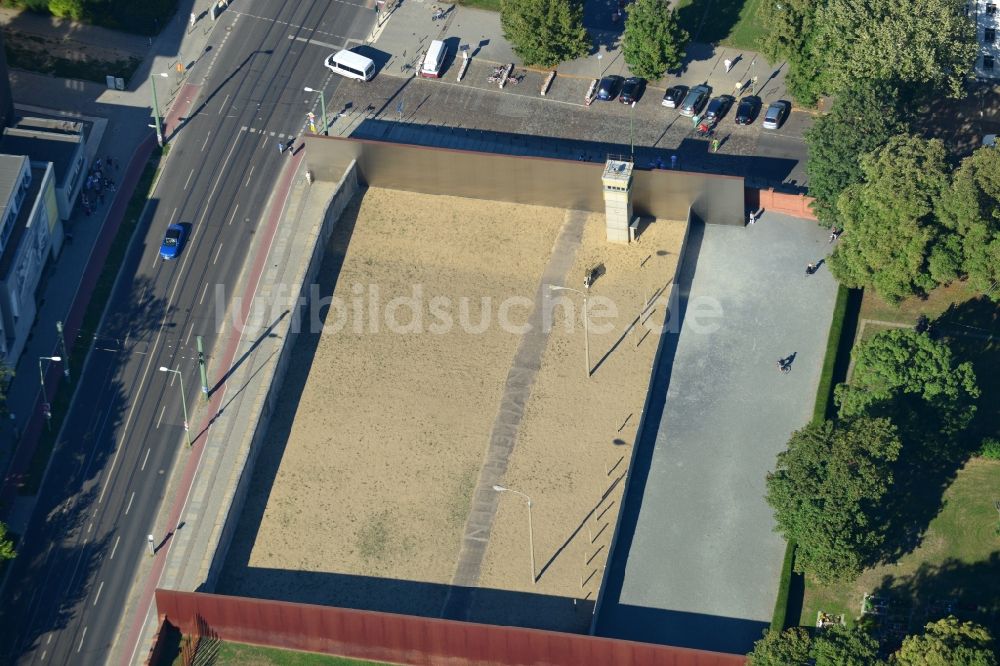 Berlin Prenzlauer Berg aus der Vogelperspektive: Gedänkstätte Berliner Mauer an der Bernauer Straße in Berlin-Prenzlauer Berg