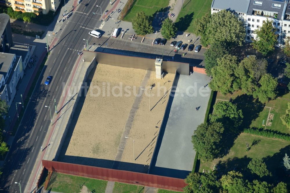 Luftbild Berlin Prenzlauer Berg - Gedänkstätte Berliner Mauer an der Bernauer Straße in Berlin-Prenzlauer Berg