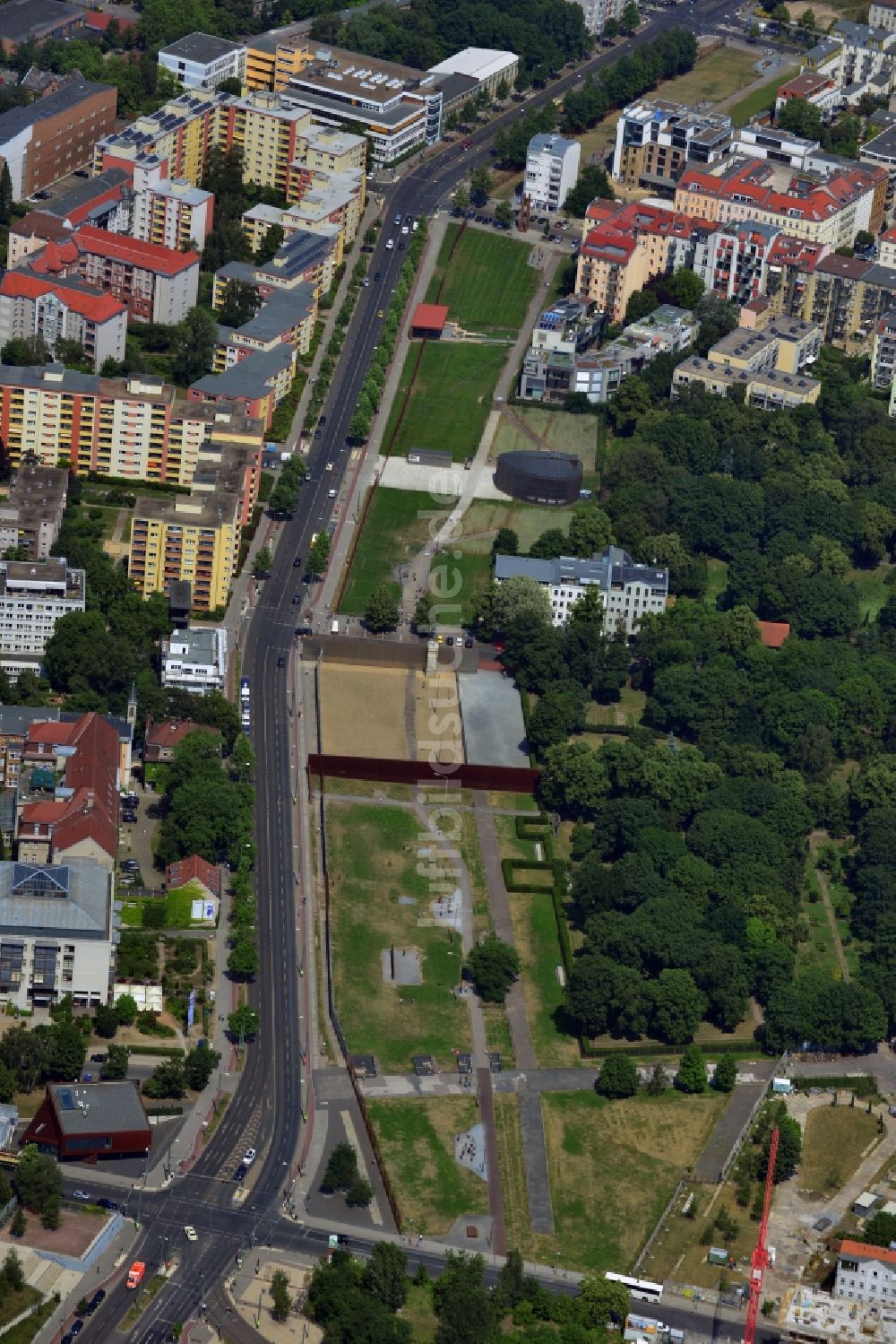 Luftbild Berlin Prenzlauer Berg - Gedänkstätte Berliner Mauer an der Bernauer Straße in Berlin-Prenzlauer Berg