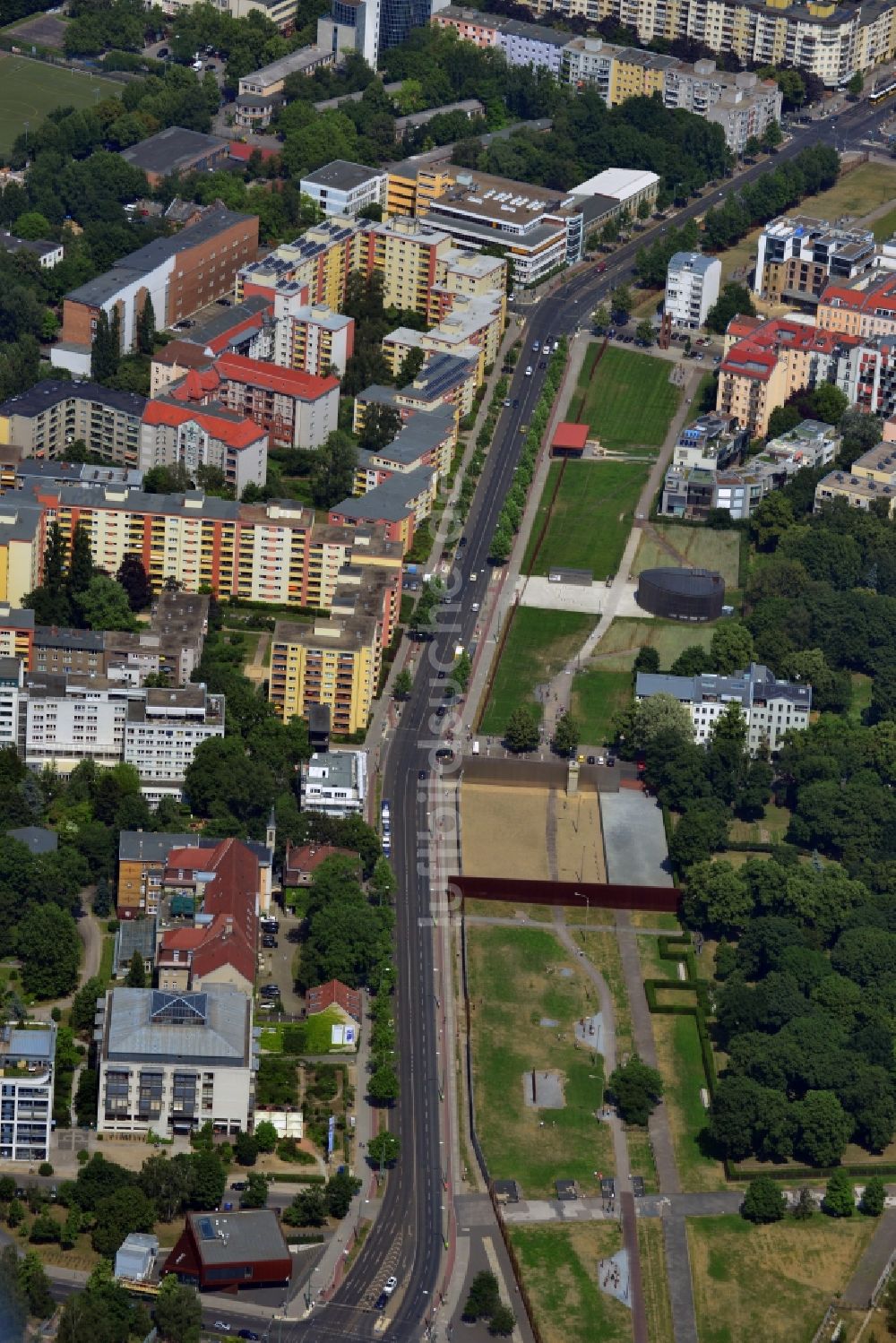 Luftaufnahme Berlin Prenzlauer Berg - Gedänkstätte Berliner Mauer an der Bernauer Straße in Berlin-Prenzlauer Berg