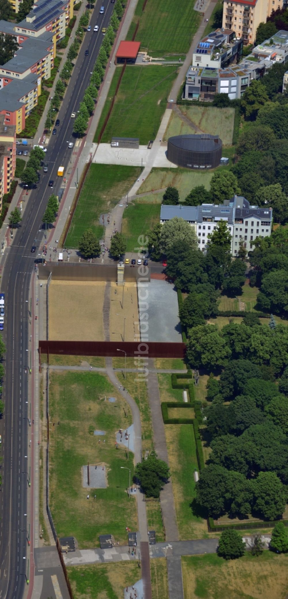 Berlin Prenzlauer Berg aus der Vogelperspektive: Gedänkstätte Berliner Mauer an der Bernauer Straße in Berlin-Prenzlauer Berg