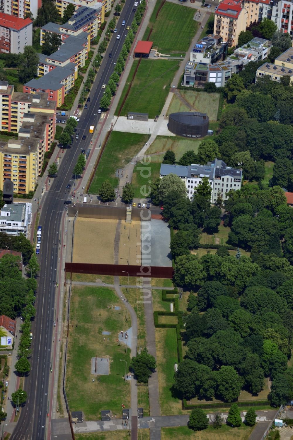 Luftaufnahme Berlin Prenzlauer Berg - Gedänkstätte Berliner Mauer an der Bernauer Straße in Berlin-Prenzlauer Berg